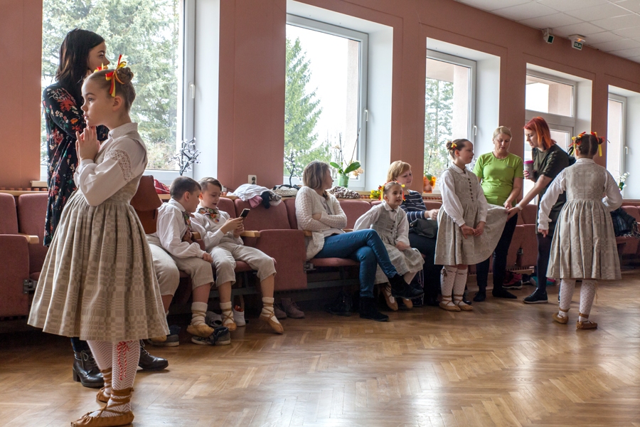 FOTO: Bauskas un Rundāles novada skolēnu tautas deju kopas demonstrē sniegumu skatē