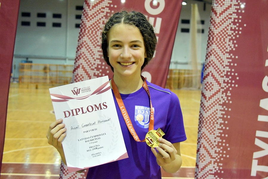 Dubultuzvara pirmajā daudzcīņas čempionātā