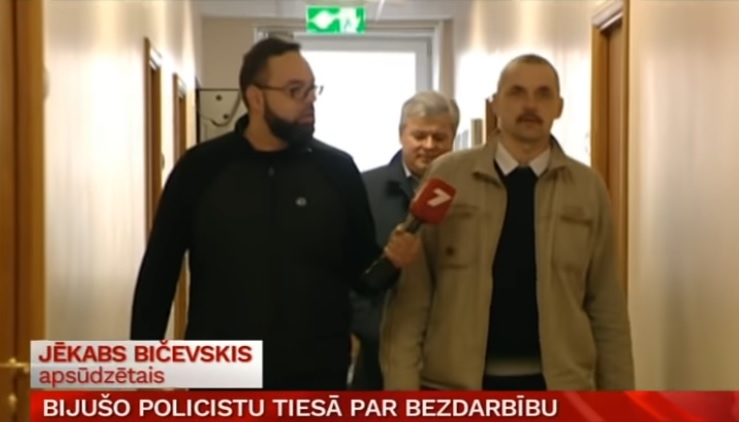 VIDEO: Bijušo Bauskas policistu tiesā par bezdarbību