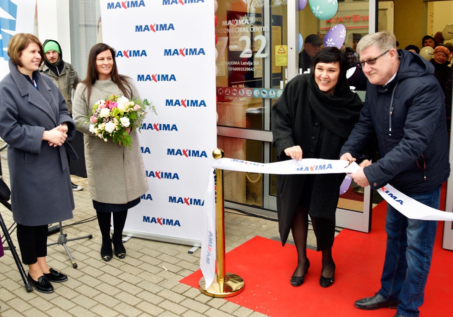 Iecavā pēc remonta durvis ver veikals «Maxima»