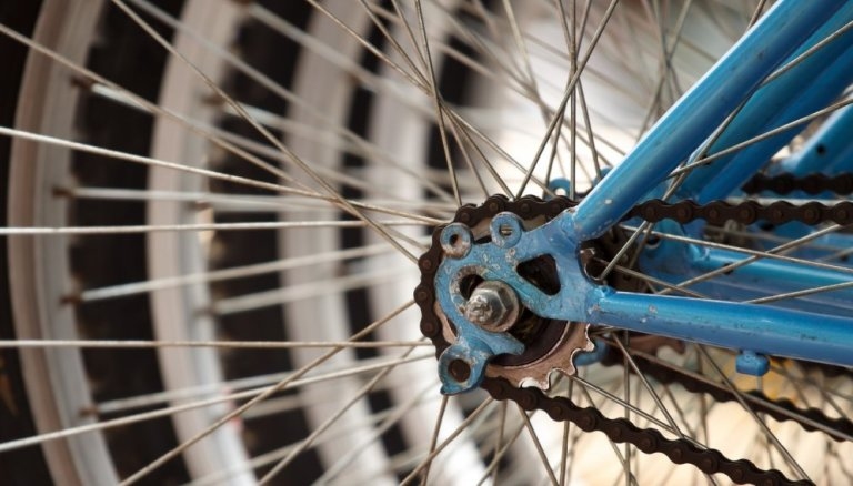 Velosipēdists apskādē automašīnu