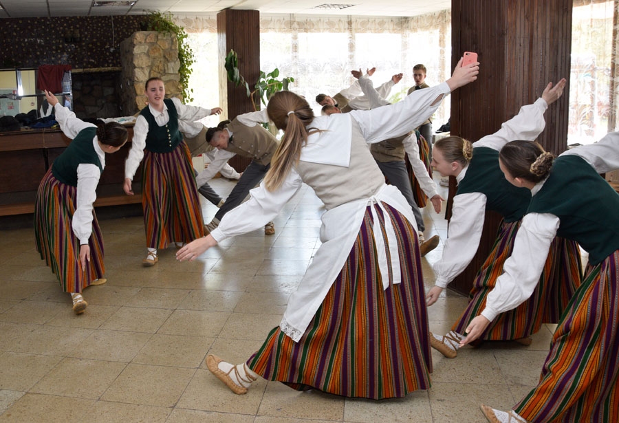 FOTO: Grenctāli dimdina Bauskas deju apriņķa koncertskate