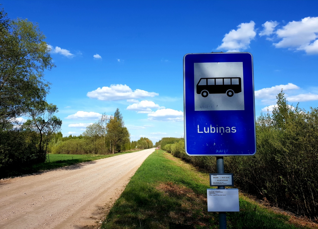Rundāles novadā grāvī iebraucis «Aips» pasažieru autobuss; ir seši cietušie