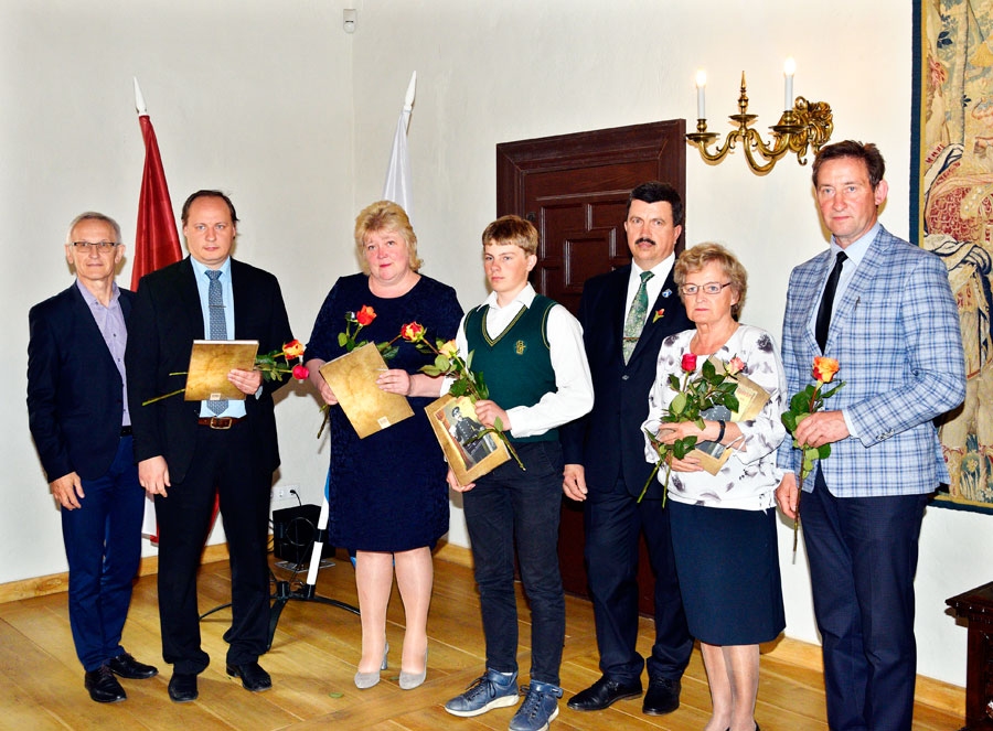 Veiksminieki daudz lasa