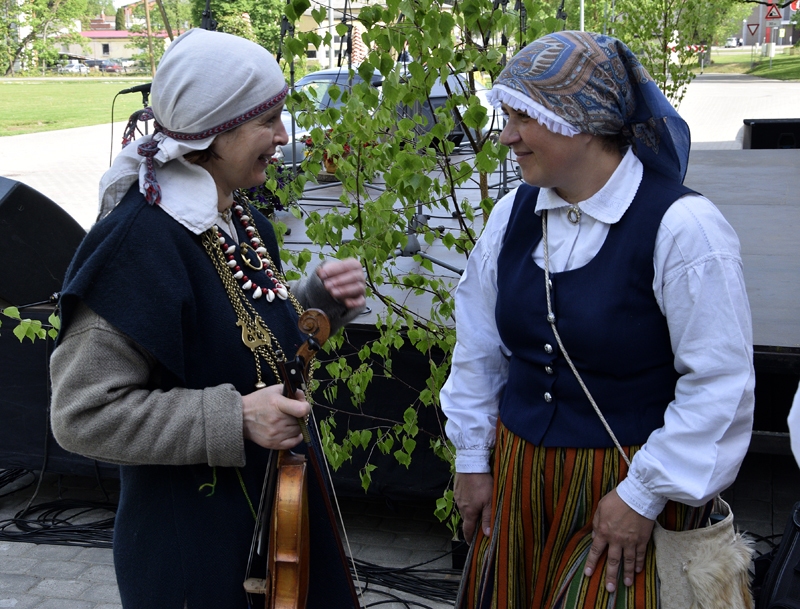 FOTO: Folkloras festivāls Iecavā pulcē 77 kolektīvus