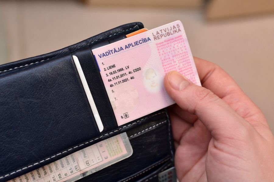 Autovadītājiem var nebūt līdzi reģistrācijas apliecība un vadītāja apliecība