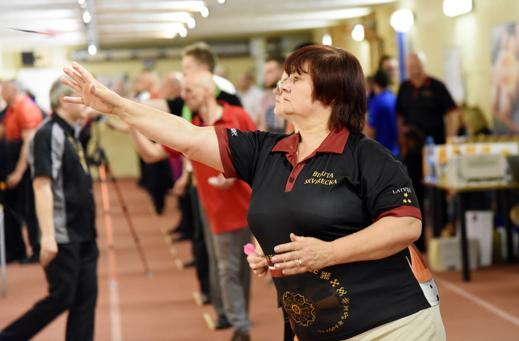 FOTO: Uz šautriņu mešanas sacensībām Bauskā ierodas gandrīz 120 sportistu