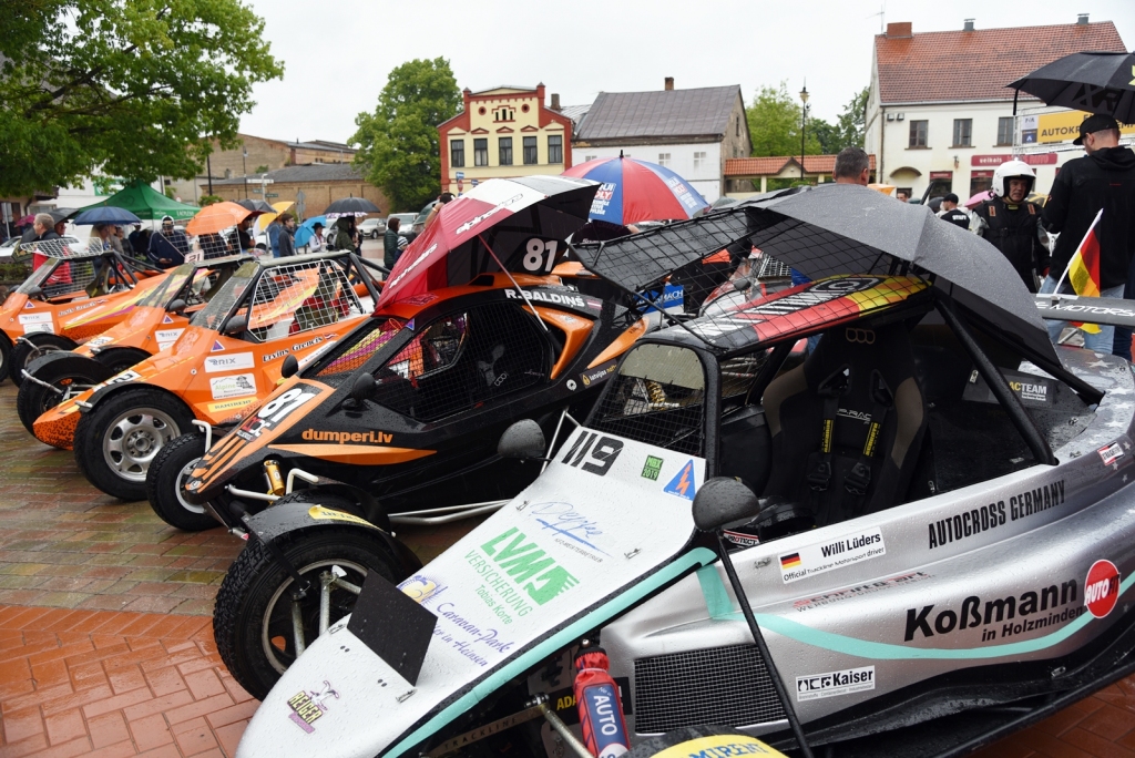 Ar motoru rūkoņu Bauskas Rātslaukumā atklāj autokrosu