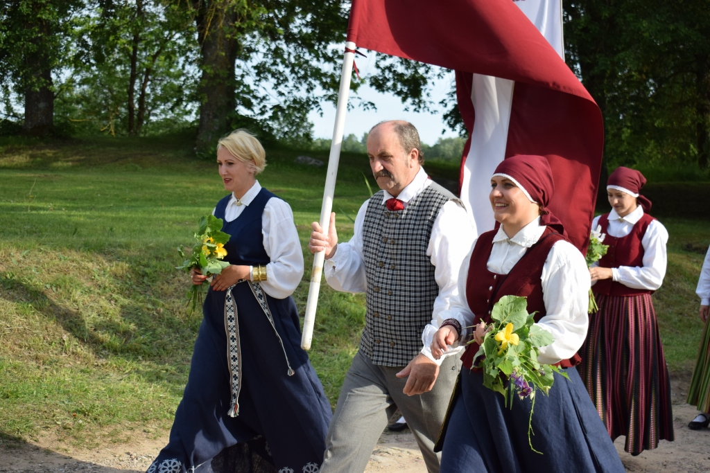 FOTO: Vecumnieku novada dziesmu un deju svētkos savijas tradicionālais ar mūsdienīgo