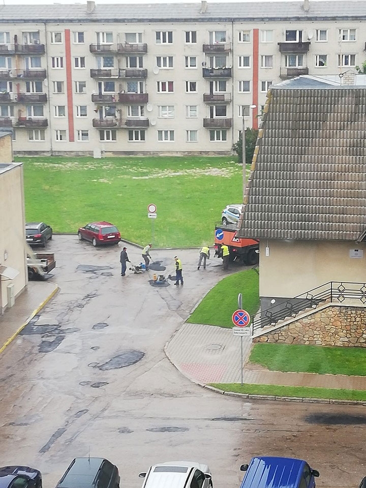 Lietū pilda bedres ar asfaltu