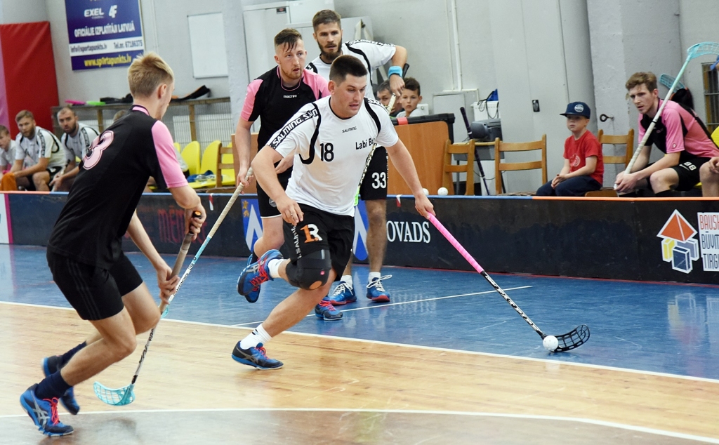 FOTO: Florbolisti Bauskas novada čempionātā par uzvaru cīnās līdz pēdējam mirklim