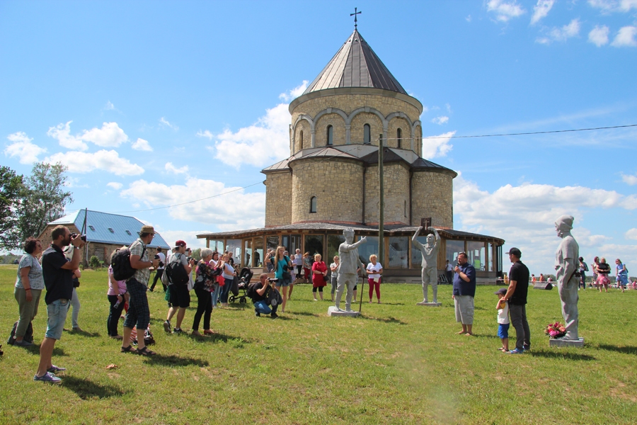 FOTO: Stāsts par Bruknas baznīcu turpinās