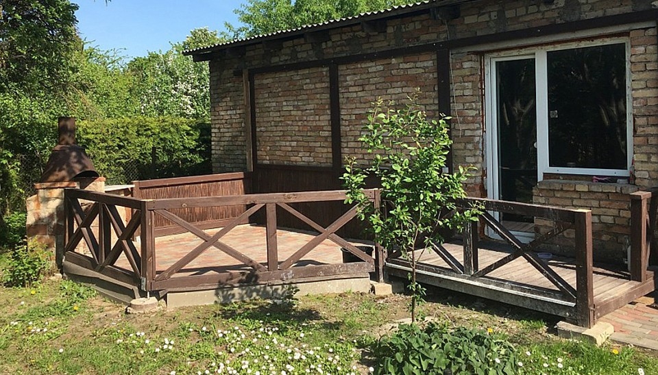 Baušķenieku mājas terasi bez maksas iekārto «IKEA» dizaineres