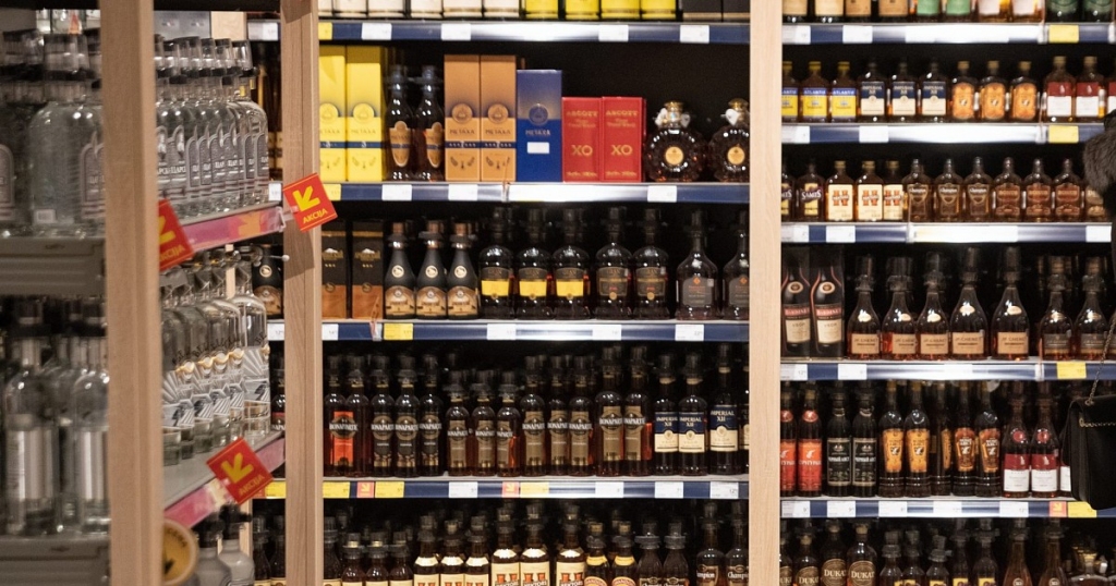 Saeima jau rīt plāno lemt par akcīzes nodokļa samazināšanu stiprajam alkoholam