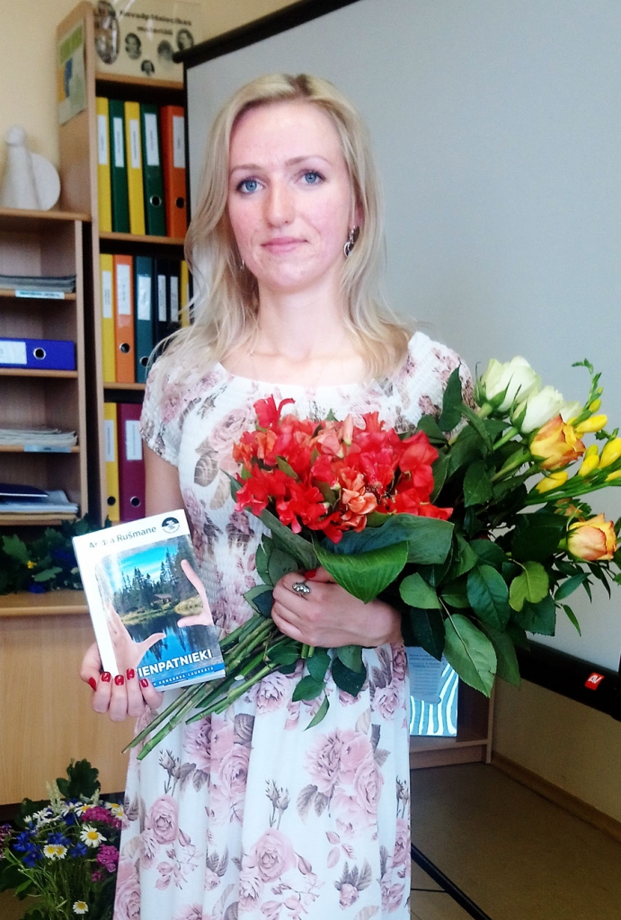 Iecavniece Andra Rušmane prezentē jaunāko grāmatu «Vienpatnieki»