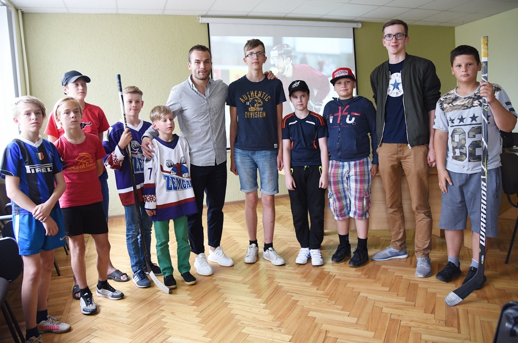 Latvijas izlases hokejists Jānis Jaks tiekas ar baušķeniekiem