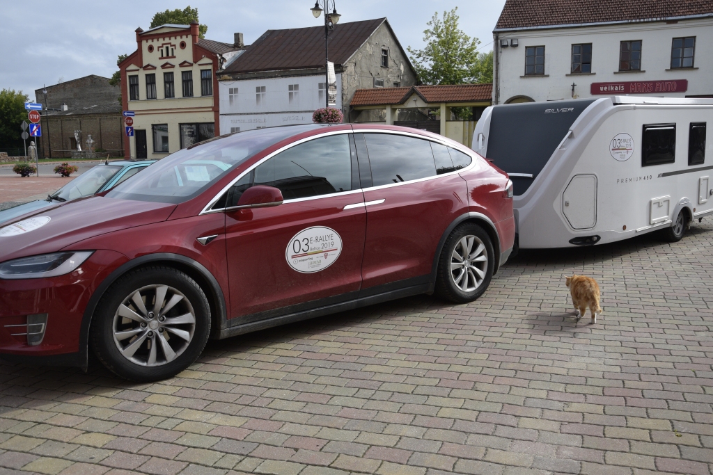 Elektromobiļu īpašnieki Bauskā iepazīstina ar saviem spēkratiem