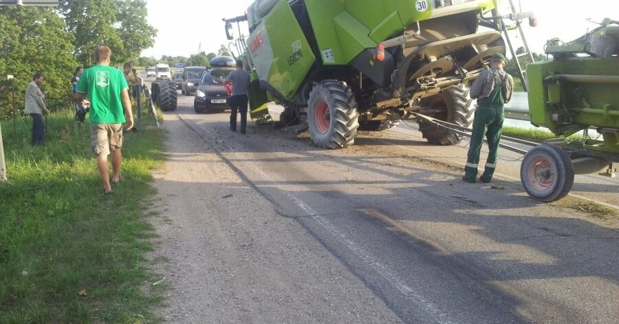 Kombains sabojā autobusu Ceraukstes pagastā