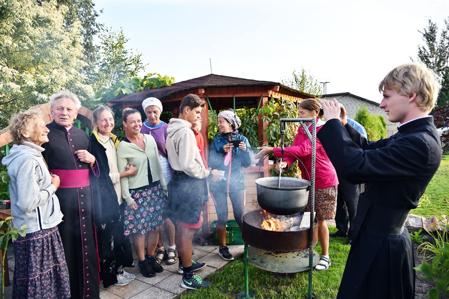 Katoļi sagaida svētceļniekus Bauskā