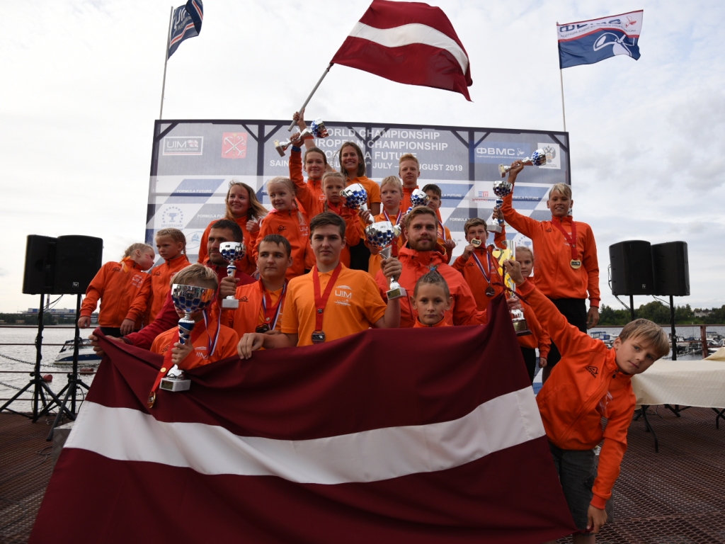 Latvijas ūdens motosporta jaunatnes izlase izcīna pasaules čempionāta sudrabu