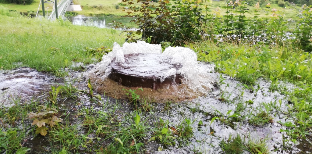 Stiprā lietū Bauskā kanalizācija pa tiešo nokļūst upē