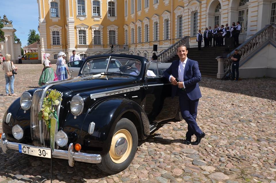 Rundāles pils pagalmā būs apskatāmi antīkie automobiļi