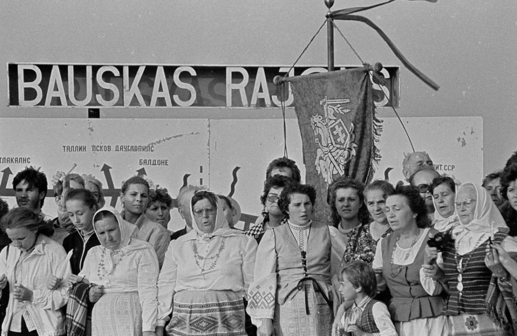 Nacionālais vēstures muzejs no iedzīvotājiem saņēmis ap 200 fotogrāfijas par Baltijas ceļa norisi; daudz no Bauskas un Iecavas