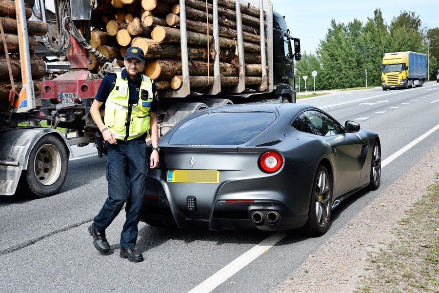 Zirgspēki noved policijas iecirknī