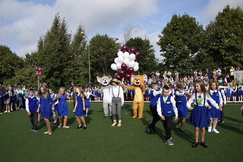 Jaunajā mācību gadā uz skolu dosies aptuveni 215 000 skolēnu