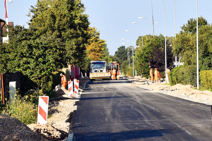 Pilskalna ielā uzklāj asfalta pirmo kārtu