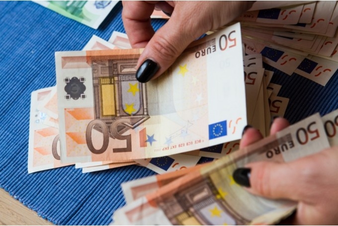 Minimālo algu līdz 500 eiro plāno palielināt 2021.gadā