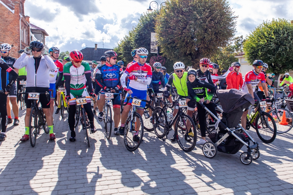 FOTO: Velobrauciena dalībniekus neapstādina pat pērkons un krusa