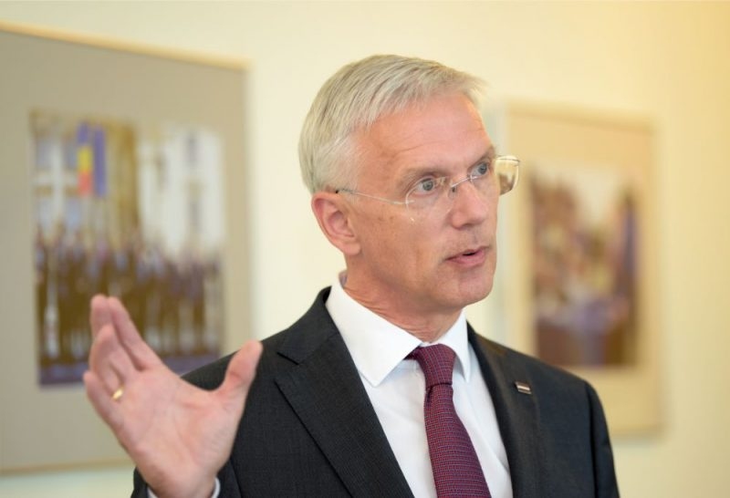 Kariņš neatbalsta budžeta deficīta palielināšanu un kritizē Viņķeles darbu