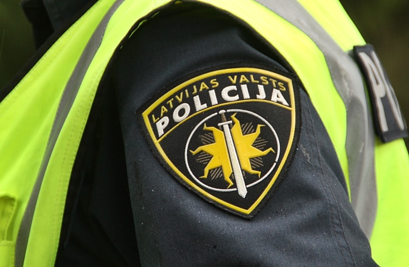 Izsitot auto logu, nozog somiņu Bauskā