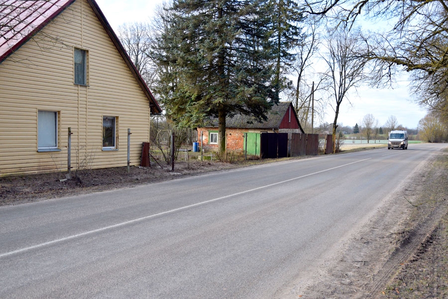 Automobiļi triecas mājas sienā