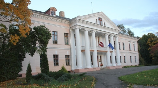 Lemj par finansējumu Pilsrundāles vidusskolai