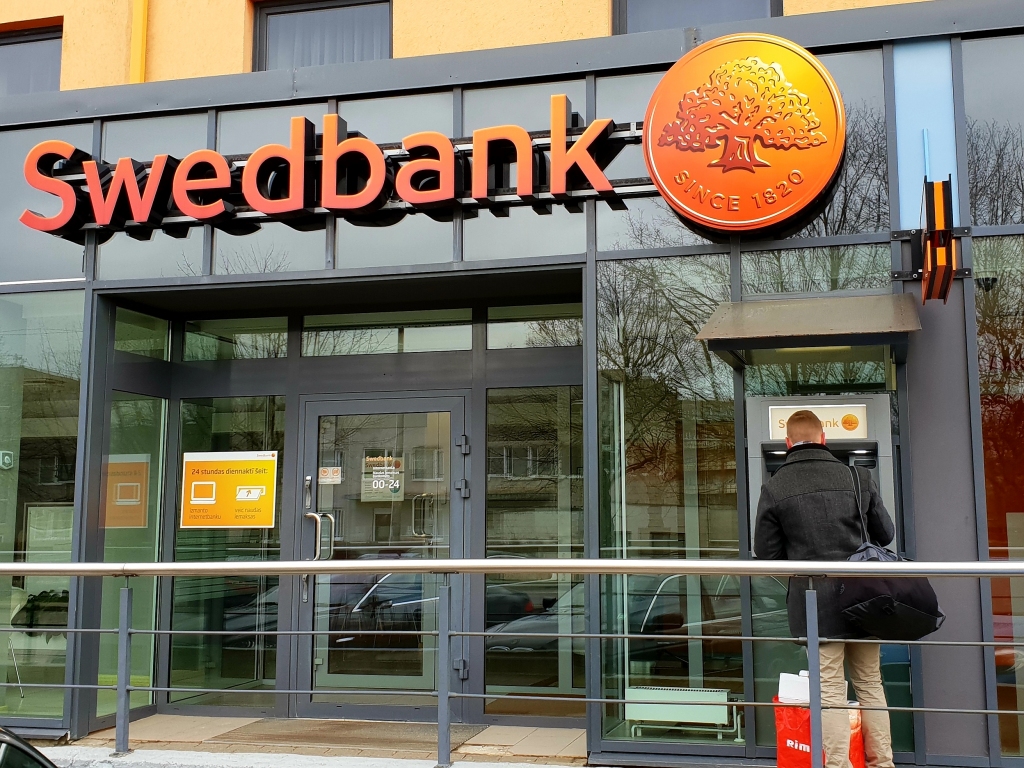 Marta beigās slēgs «Swedbank» filiāli Bauskā