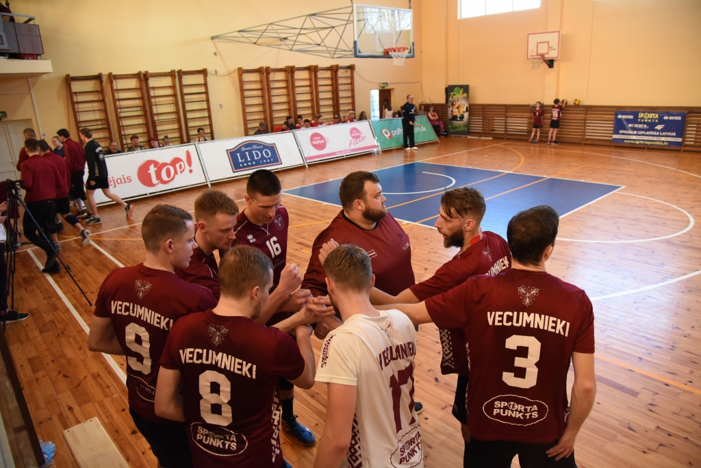 Vecumnieku volejbolisti triumfē savā grupā