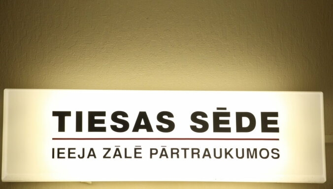 Liecinieku neierašanās dēļ neskata lietu pret policistu par piepelnīšanos ar šoferu kukuļiem