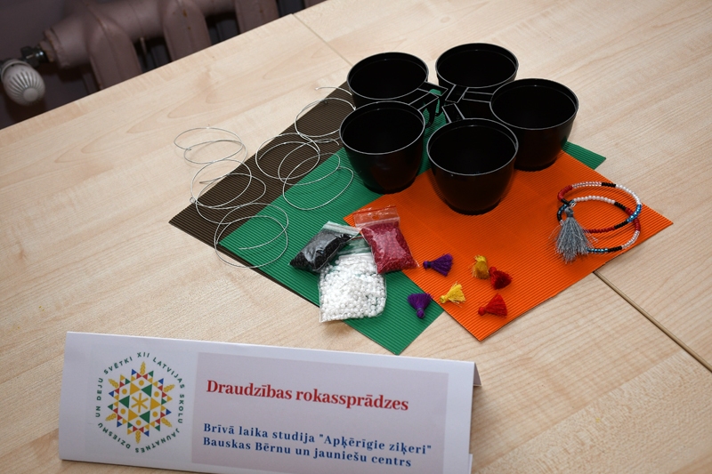 Savus darbus izrāda jaunās šuvējas, keramiķes, gleznotāji un citi amatu pratēji