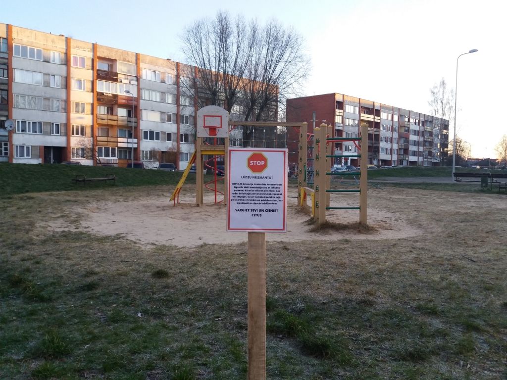 Bauskas novadā aicina neizmantot bērnu rotaļu laukumus un atpūtas vietas