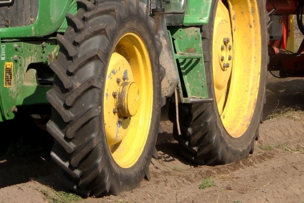 Viesturos traktors saduras ar automobili