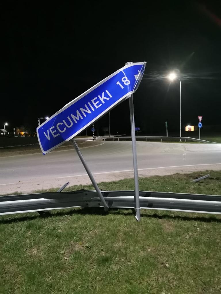 Avārijā Iecavas novadā gājis bojā buldozera notriekts vīrietis