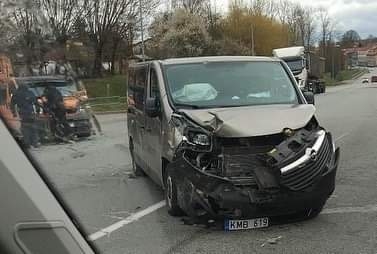 Bauskā saduras automašīnas