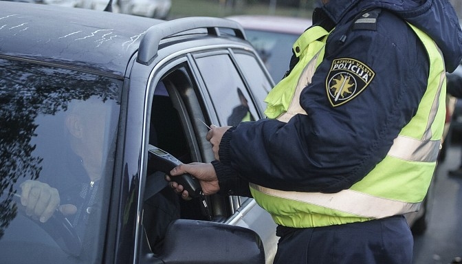 Automobili Bauskā vada 2,3 promiļu reibumā