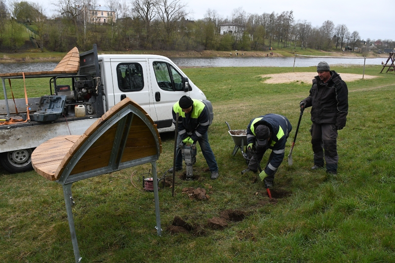 Mūsas peldvietā Bauskā uzstāda gaumīgus atpūtas zviļņus