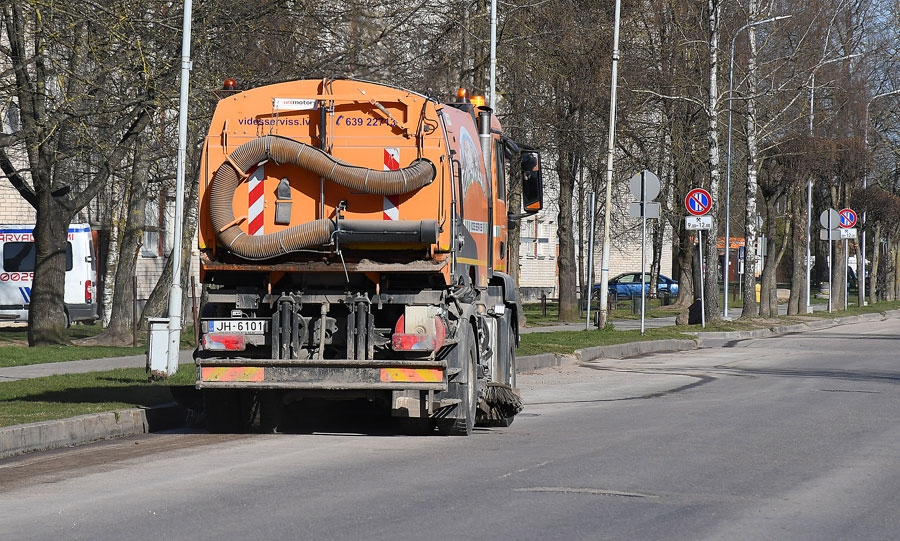 Bauskā turpinās ielu mehanizētā uzkopšana