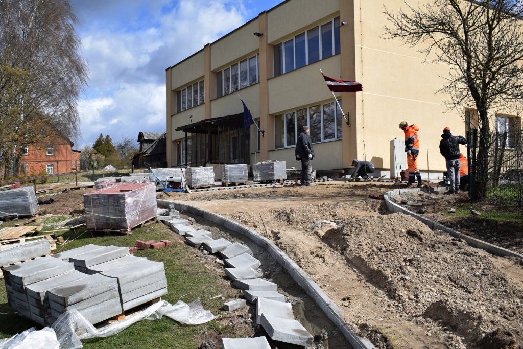 Skaistkalnē nobruģēts laukums pie Mazās skoliņas