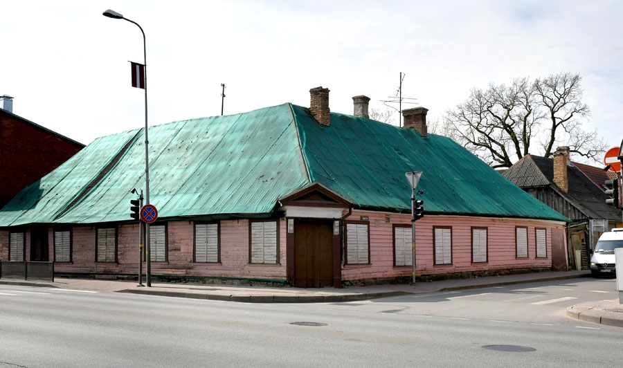 Pašvaldība cer glābt senu koka ēku