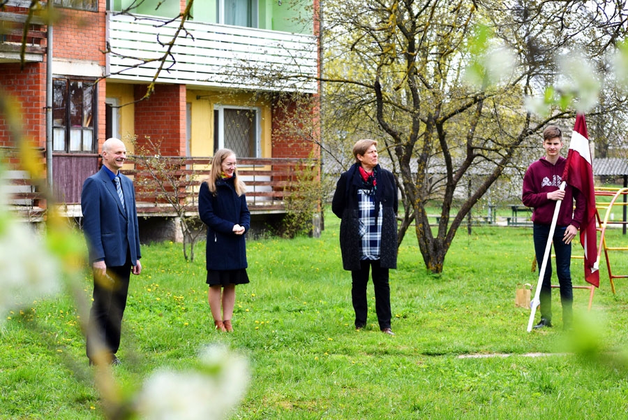 Atver logus svētkiem